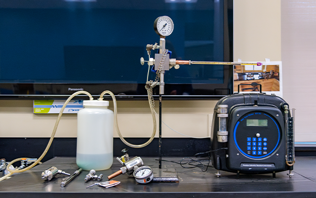 Dew Point Tester Petroleum Lab equipment.