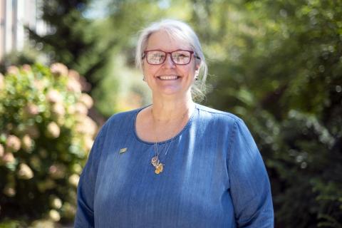 Barbara Arnold outside smiling