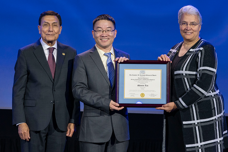 Shimin Liu receiving award on stage